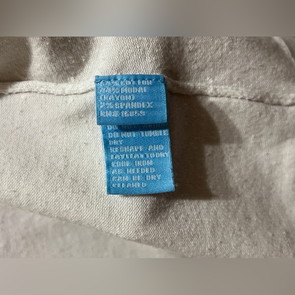 J McLaughlin Long White Cardigan Sweater With Sleeve Stain - Picture 5 of 5